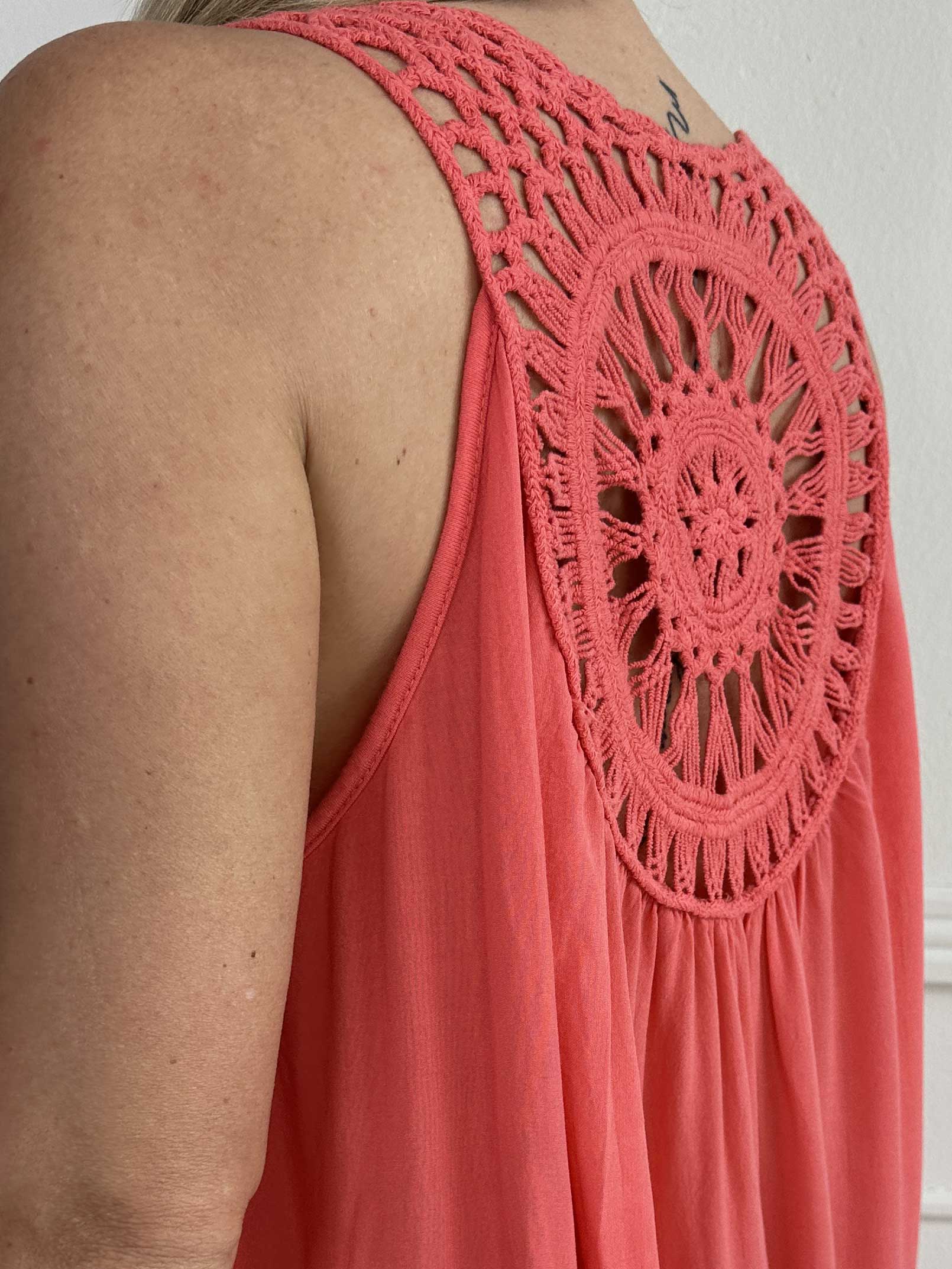 Medea - Simpel sommerkjole i viskose med broderet ryg